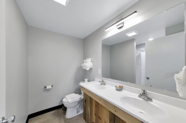 Image 3 for Pine Top King (1 king)