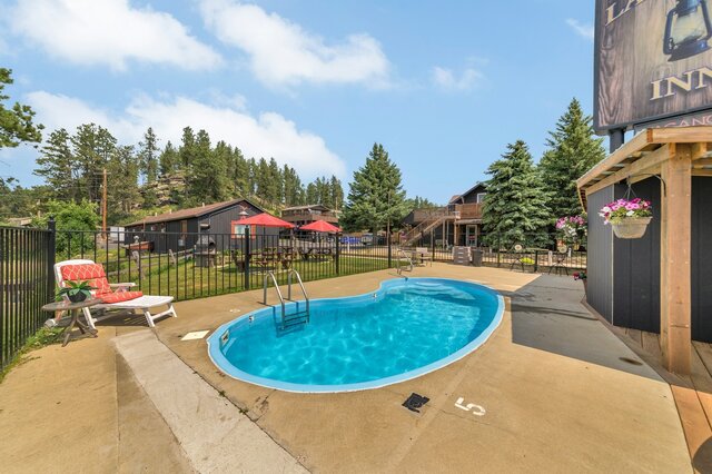 Image 11 for Pine Top King (1 king)