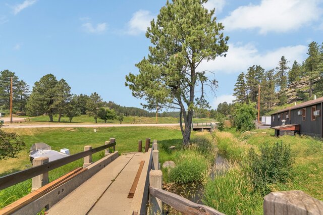 Image 8 for Creekside Single (1 queen)