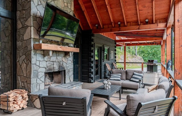 Image 3 for All Decked Out (4BR Sleeps 8)