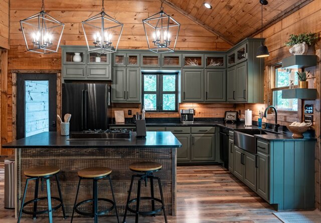 Image 9 for All Decked Out (4BR Sleeps 8)