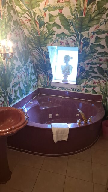 Image 4 for St. Charles Suite - Deluxe Spa Double King