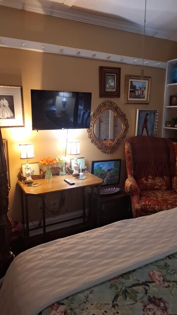 Image 3 for Loyola Suite - Standard Double Queen