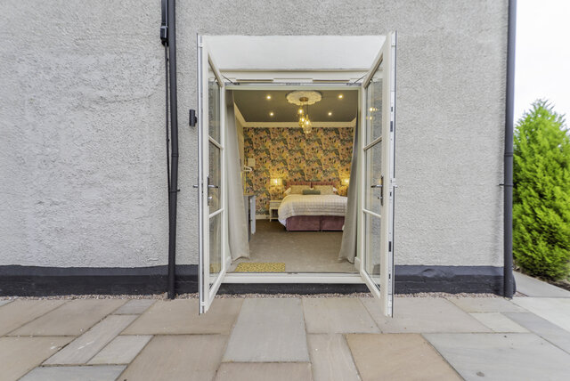 Image 4 for Luxury King (Patio)