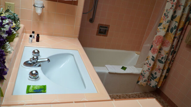 Image 9 for Two Queen Beds with Bathtub/Shower