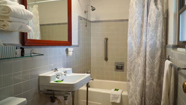 Image 6 for One Queen Bed with Bathtub/Shower