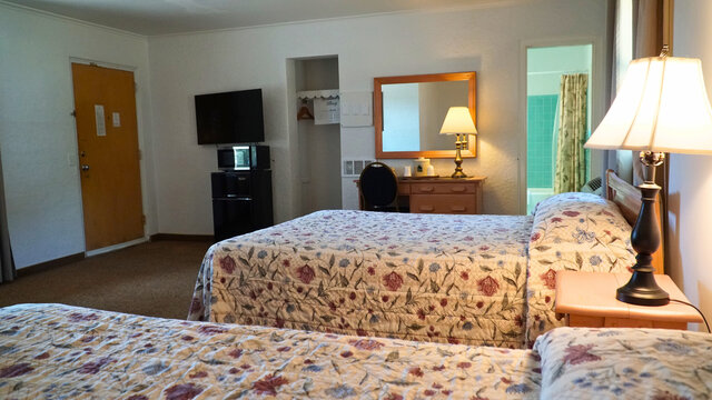 Image 2 for Two Queen Beds with Bathtub/Shower