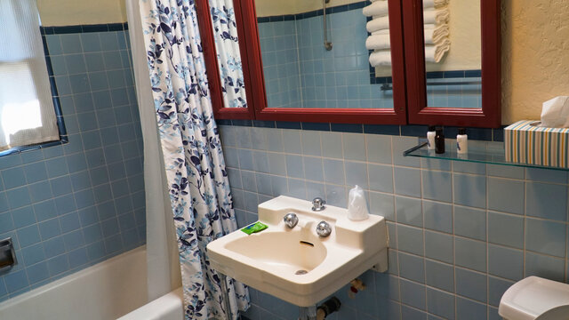 Image 6 for Two Queen Beds with Bathtub/Shower