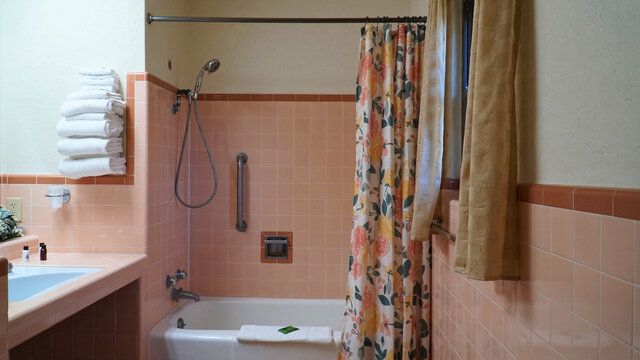 Image 10 for Two Queen Beds with Bathtub/Shower