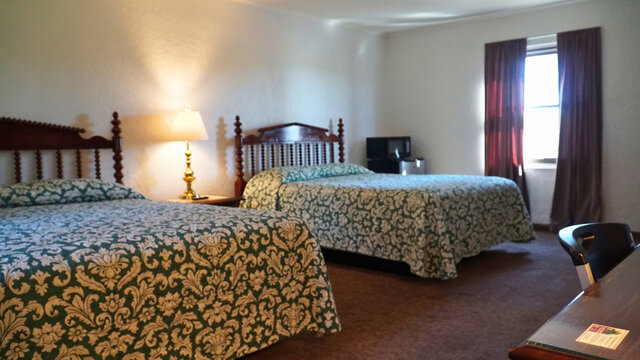 Image 4 for Two Queen Beds with Bathtub/Shower
