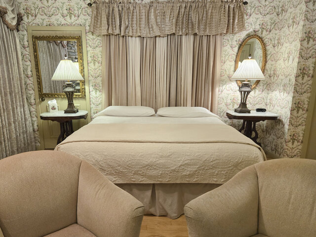 King-size bed & Sitting Area