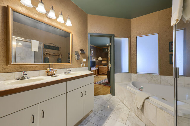 Image 6 for The Country Oak Suite
