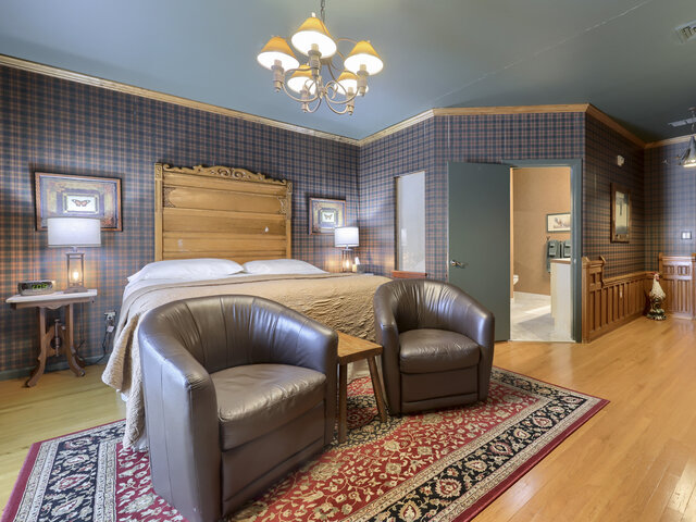 Image 4 for The Country Oak Suite