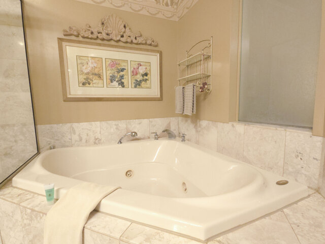 Valentine Jacuzzi Tub