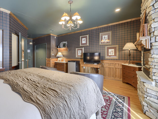 Image 2 for The Country Oak Suite