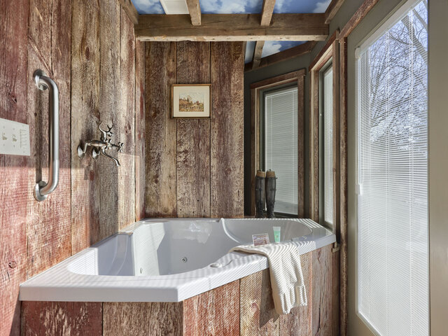 Image 3 for The Fox Hunt Suite