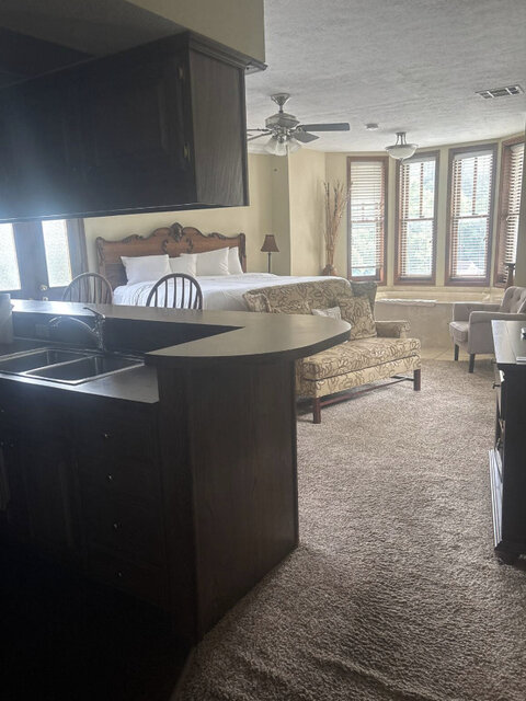 Image 2 for Eureka Springs lodging - The Penthouse Suite