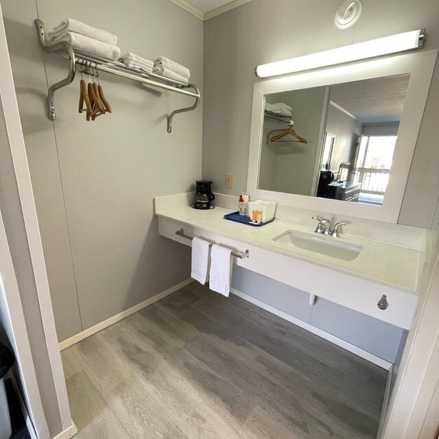 Image 4 for King Bed- Pet Friendly Downstairs