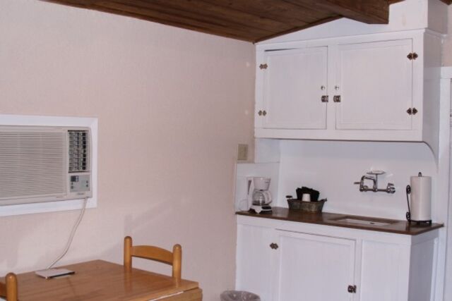 Image 5 for Rm# 9 Single Queen Kitchenette Suite