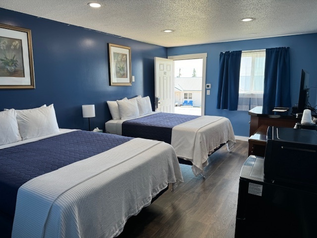 Image 2 for 2 Double Beds w/Kitchenette