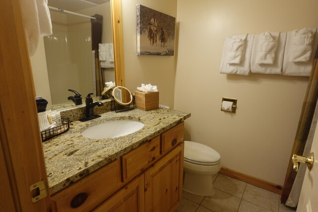 Image 5 for Evergreen-Studio w/ 2 Queen Beds, Kitchen, No View