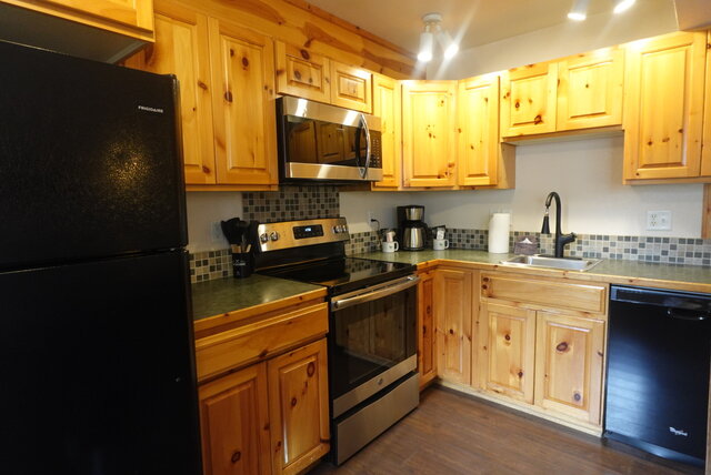 Image 2 for Evergreen-Studio w/ 2 Queen Beds, Kitchen, No View