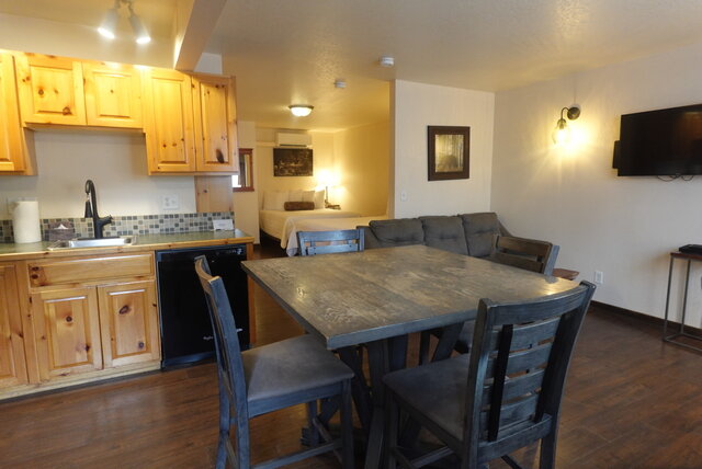 Image 1 for Evergreen-Studio w/ 2 Queen Beds, Kitchen, No View