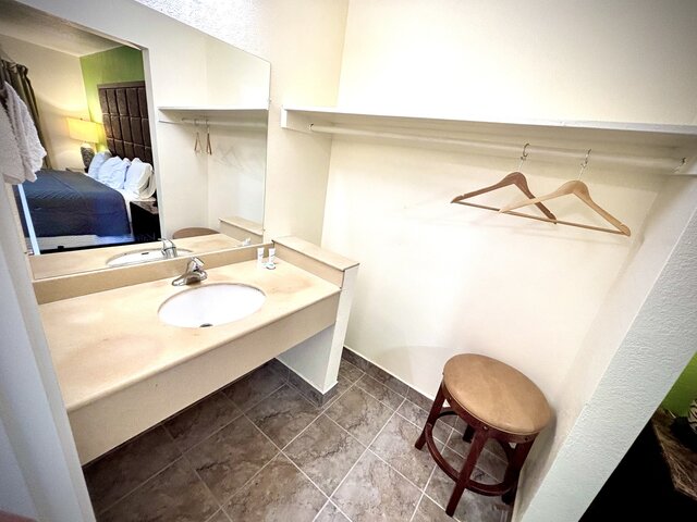 Image 4 for Standard Queen Rooms