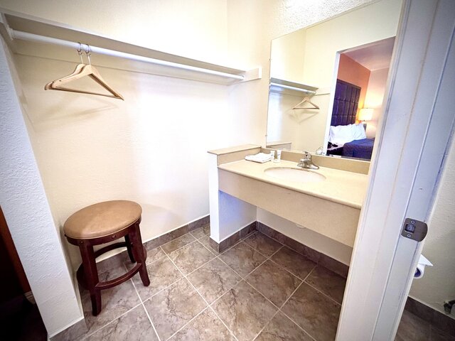 Image 5 for Standard King Rooms (Nonsmoking)