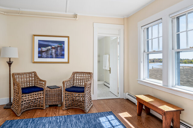  Suite 4 Sitting Area