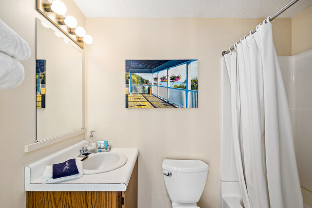 Image 3 for 22) Full Room - Harbor View - Captain's House