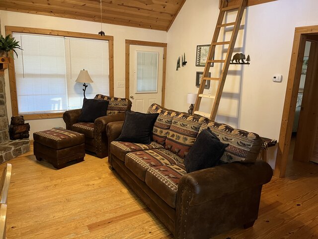 Image 2 for Holmes Cabin