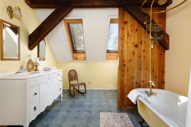 Image 21 for STRAWBERRY LODGE (7 BR/20 max/no pet/offproperty)