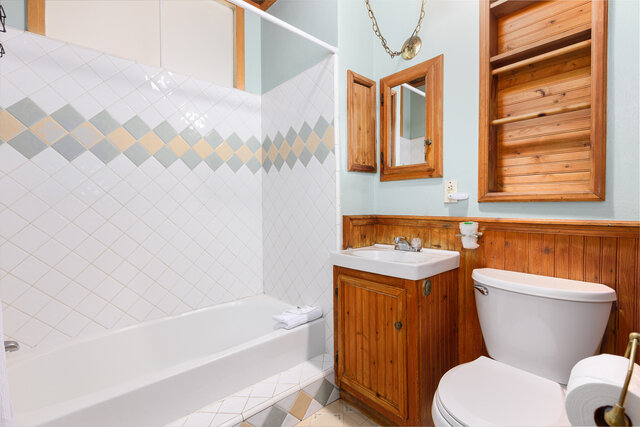 Image 17 for STRAWBERRY LODGE (7 BR/20 max/no pet/offproperty)