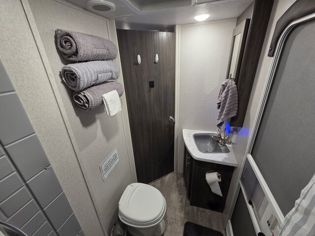 Image 15 for Forest River Shasta 26DB (32 feet)