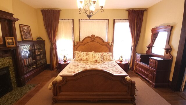 Image 4 for Greenbrier Suite