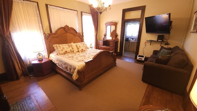 Image 3 for Greenbrier Suite