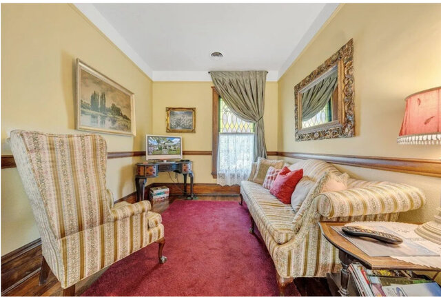 Image 7 for Old Victorian Suite