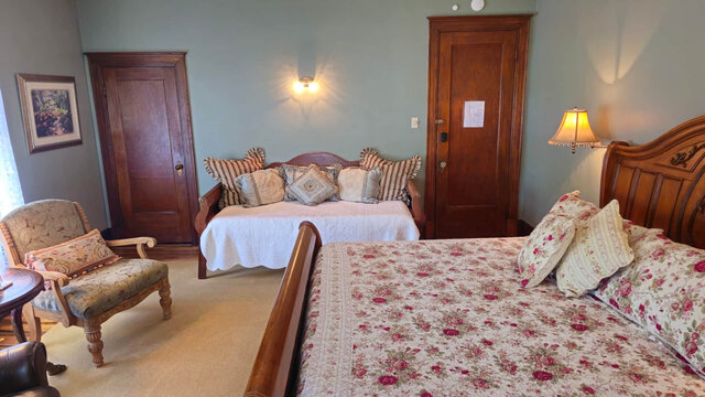 Image 5 for Old Victorian Suite