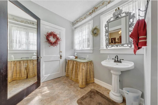 Image 3 for Greenbrier Suite