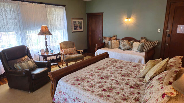 Image 3 for Old Victorian Suite