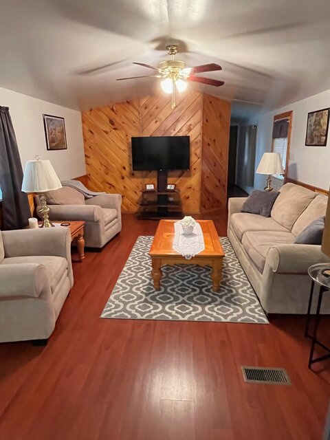 Image 1 for Whispering Acorn