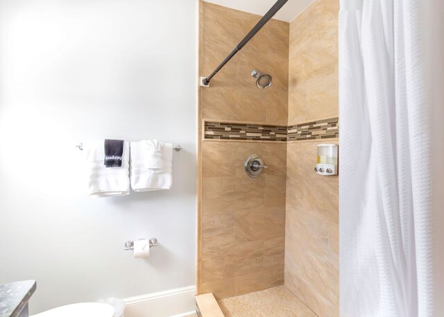 Image 2 for 11) Hadley Richardson (Queen)