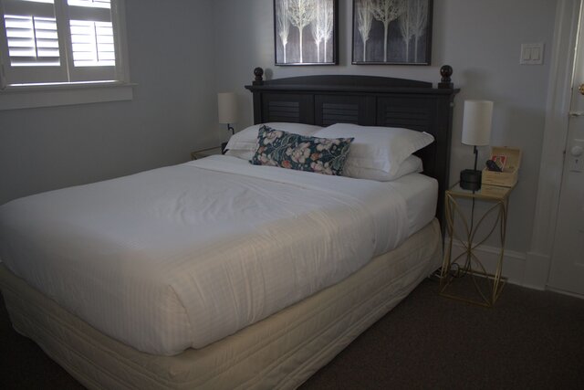 Image 2 for 12) Pauline Pfeiffer (Queen)