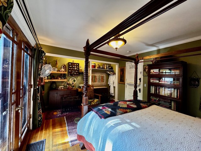 Image 1 for Green Room