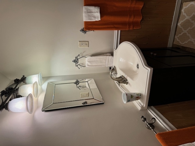 Image 3 for Washington House- North Room