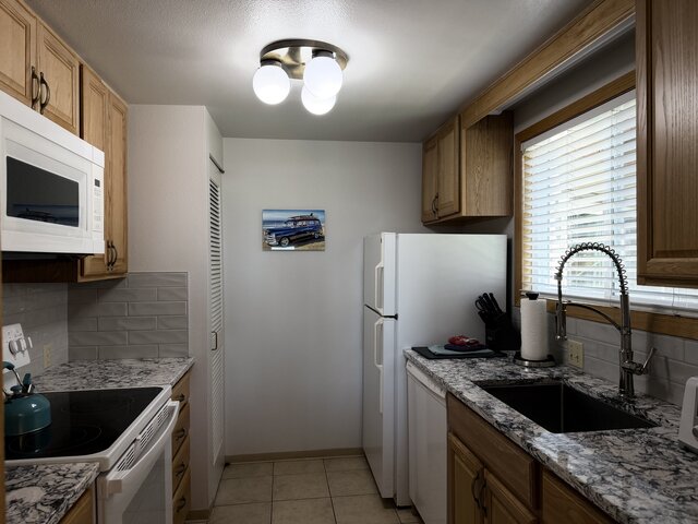 Image 8 for 112) Studio, full kitchen, pet friendly