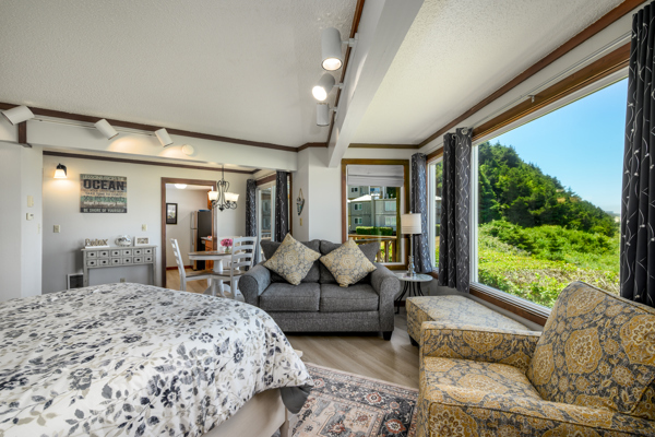 Image 3 for 103) Studio, full kitchen, pet friendly