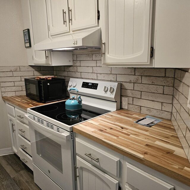 Image 5 for 110) Studio, full kitchen, pet friendly