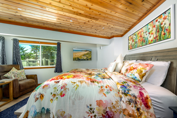 Image 22 for 131) Penthouse 2BR suite, 2½ baths, no pets